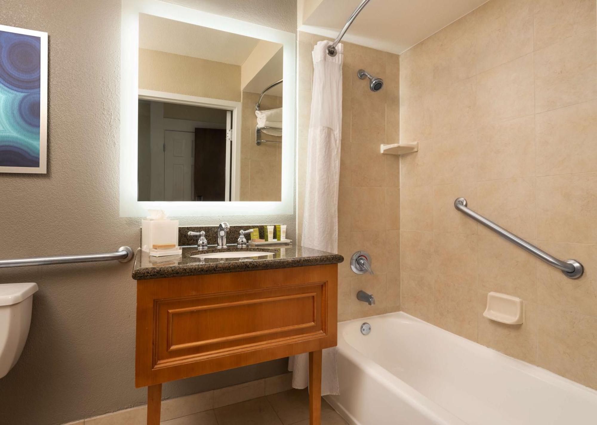 Doppelzimmer mit 2 Doppelbetten und Badewanne - barrierefrei
